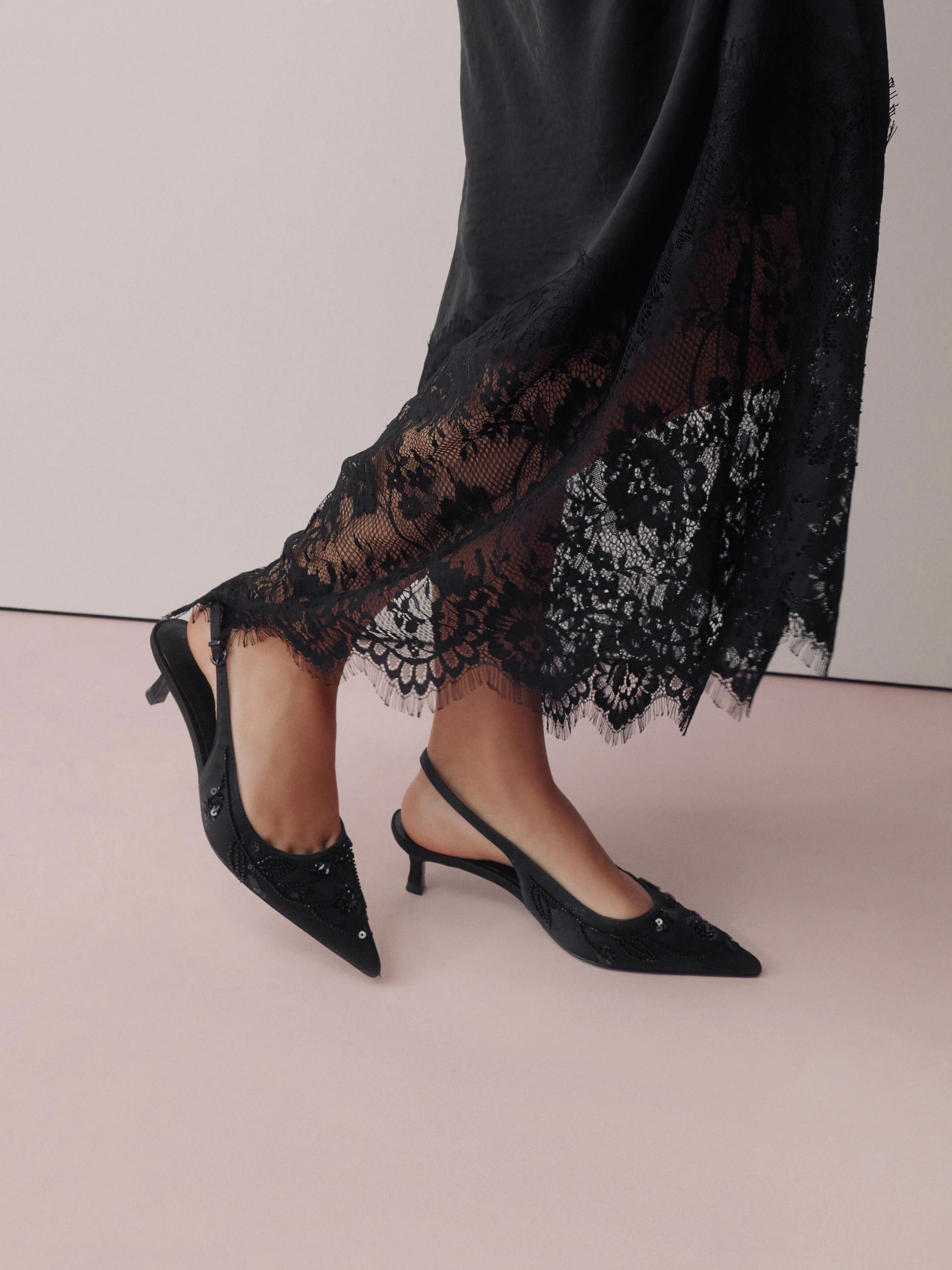 Zwart - Forever Comfort Satin Beaded Slingback Kitten Heels