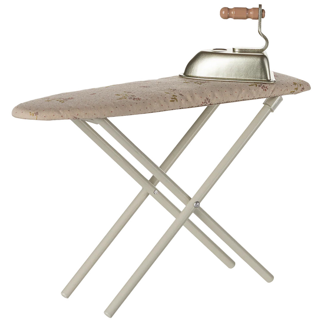 maileg poppenhuis strijkplank met strijkbout - off white - 20 cm