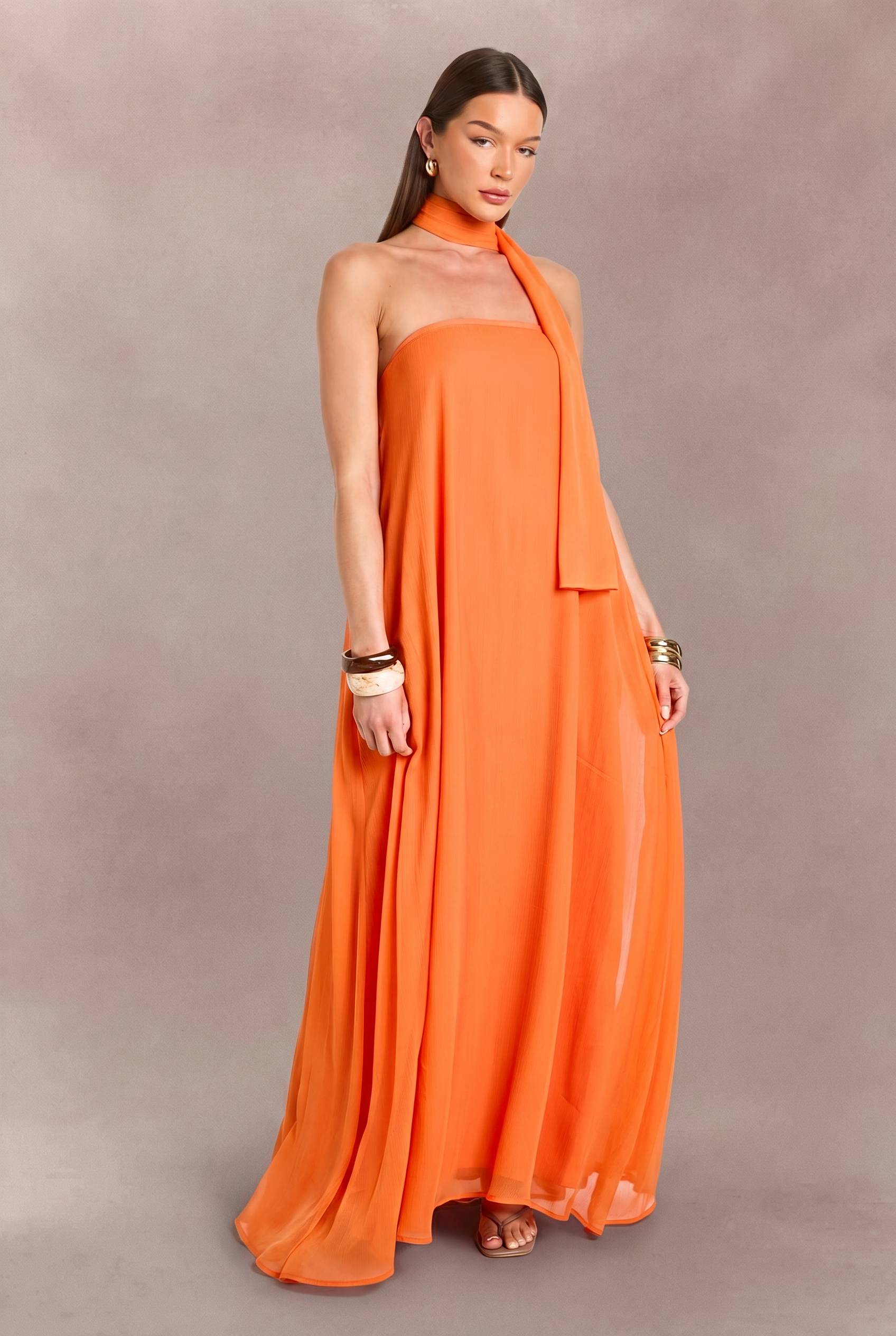boohoo Robe Maxi Trapèze Longue Avec Détail Foulard
