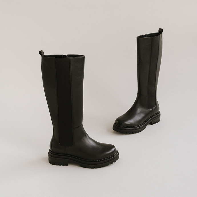 Bottes à bouts ronds et semelles crantées  en cuir noir