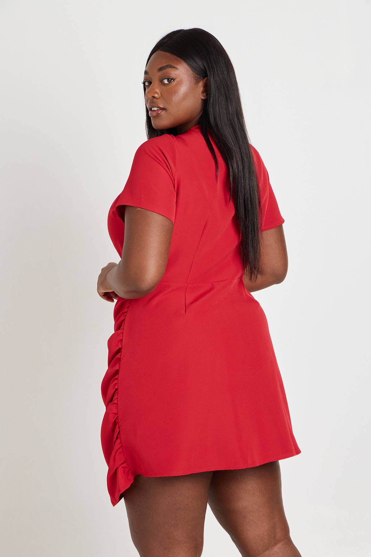 boohoo Robe Mini Ajustée À Drapé Frontal Grande Taille