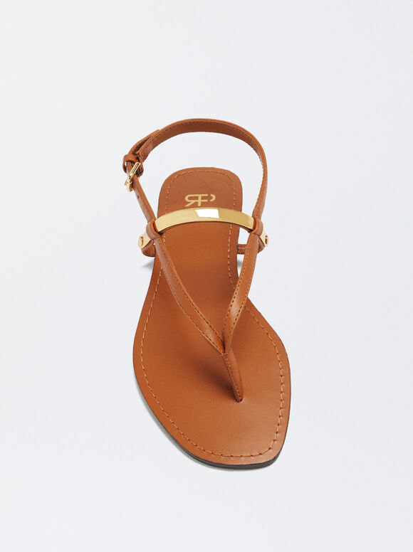 Sandália rasteira com detalhe metálico - Camel