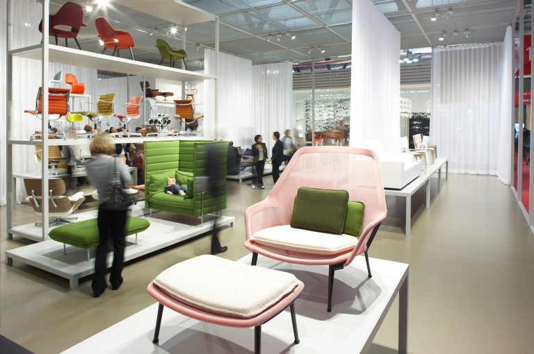 Vitra Slow chair met Ottoman loungestoel bruin/créme / poedercoating aubergine