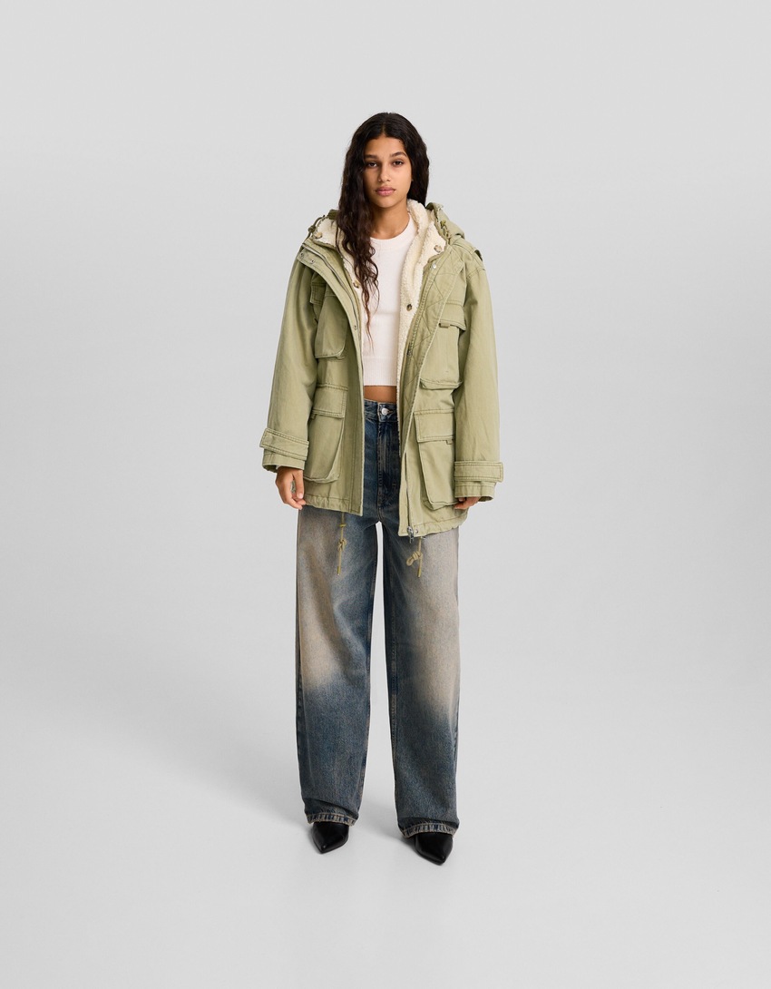 Parka comprida de algodão com forro de imitação de pele de carneiro.