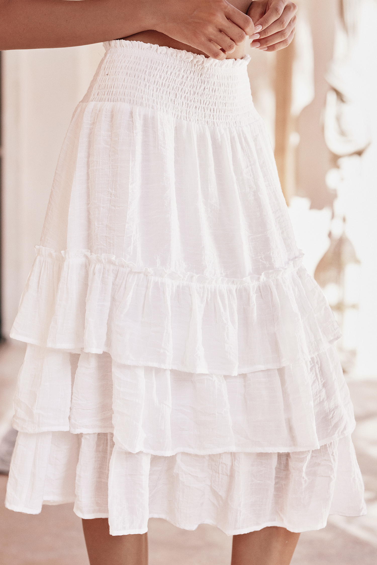 Jupe midi avec taille à smocks et volants à nouer blanche