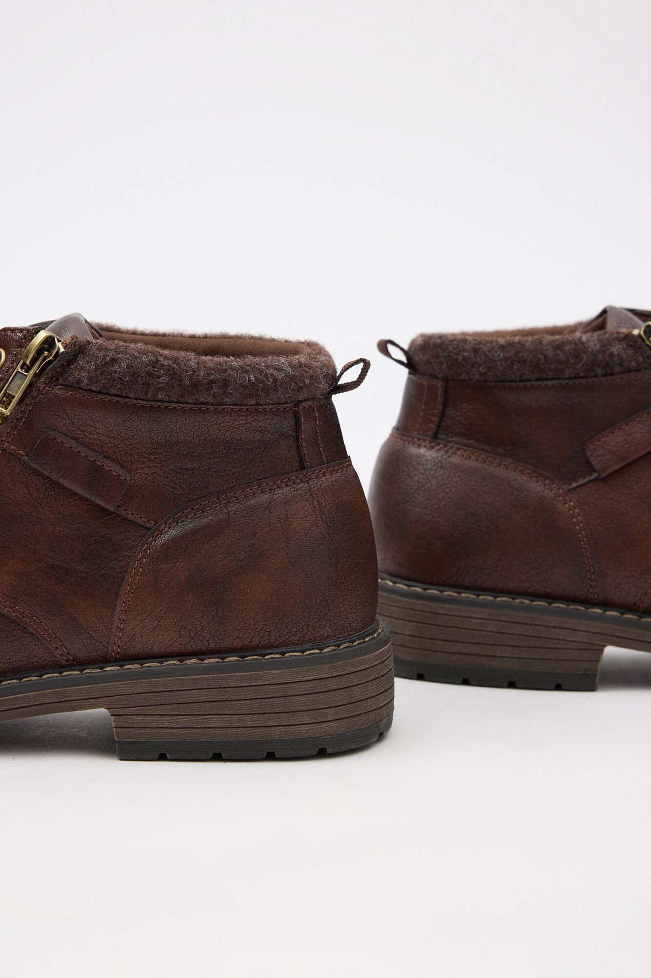 Bota de cano curto com gola de zíper