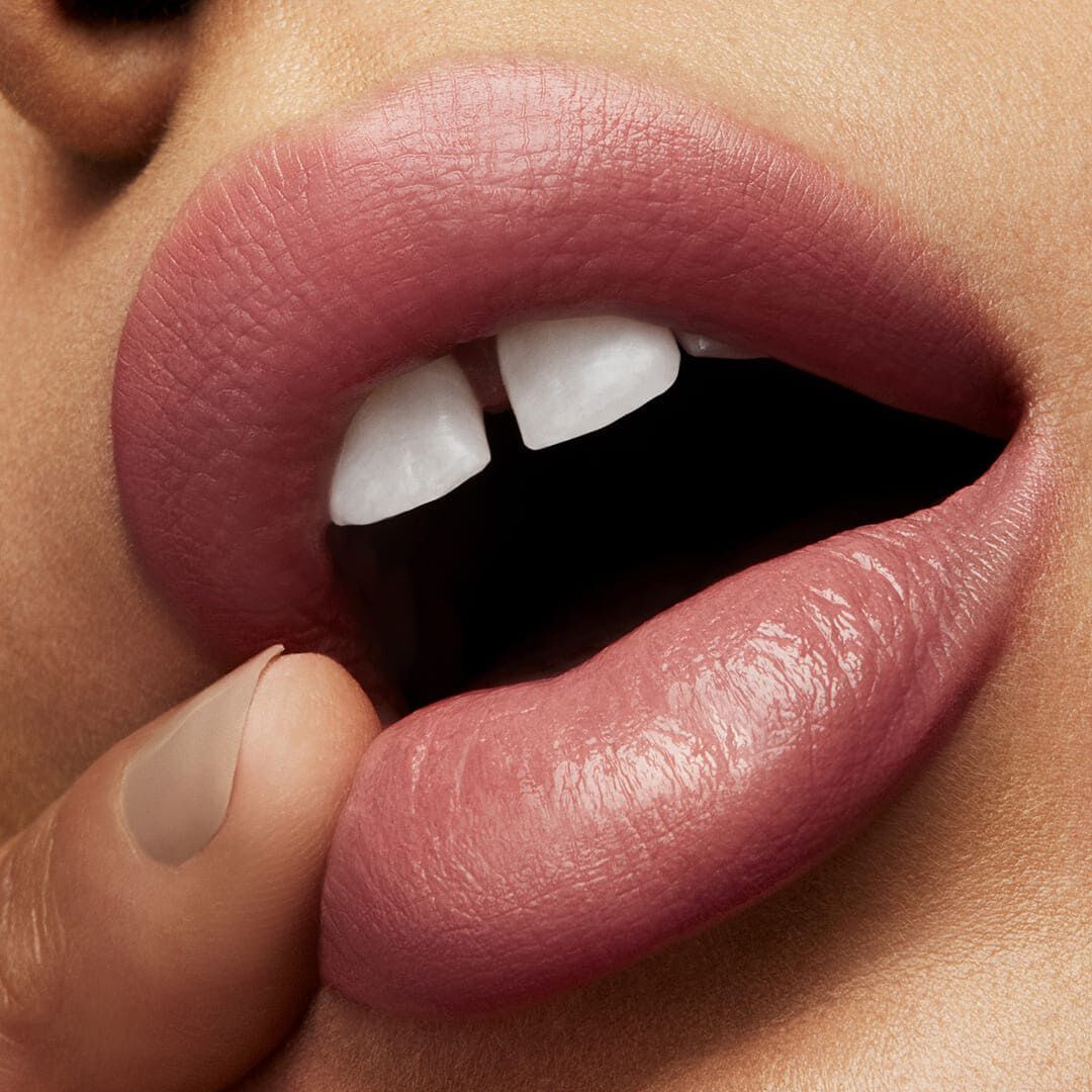 MAC  LOVE ME LIPSTICK