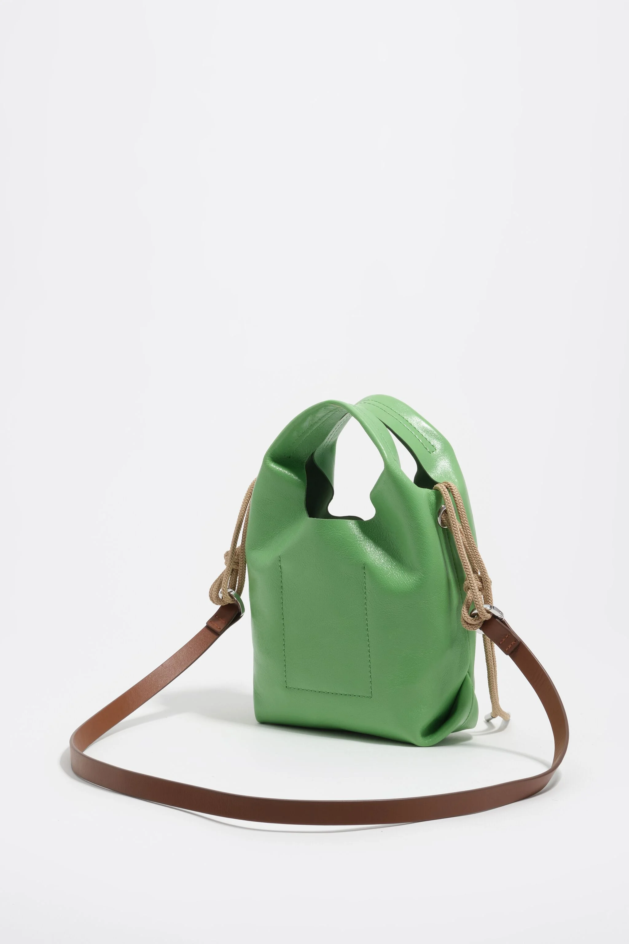 Bolsa transversal mini em couro esmeralda estilo papel.