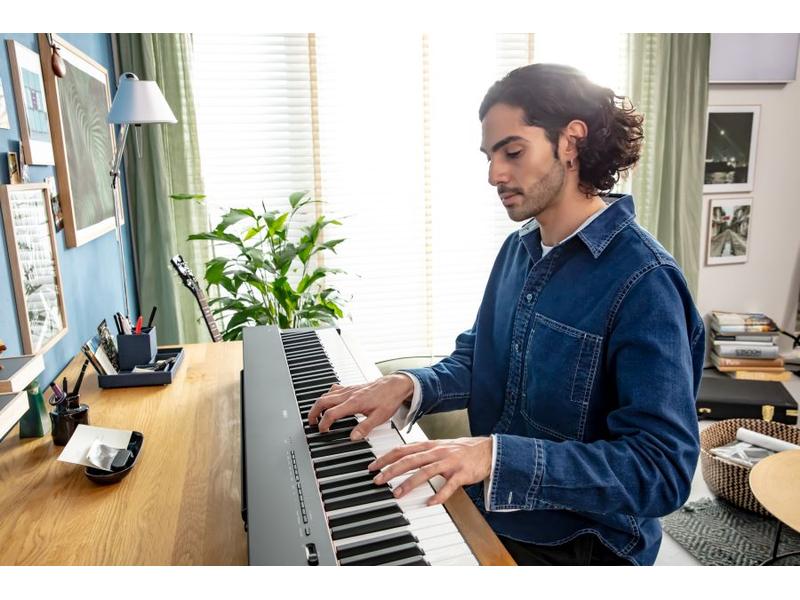 Yamaha E-Piano P-225B Kompaktes Digitalpiano mit Klang und Funktionen für fortgeschrittene Spieler