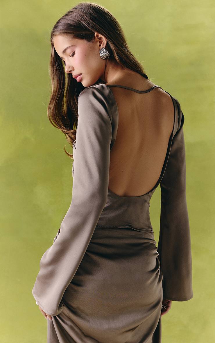 Gris Ardoise Haut À Manches Longues En Satin Avec Dos Ouvert