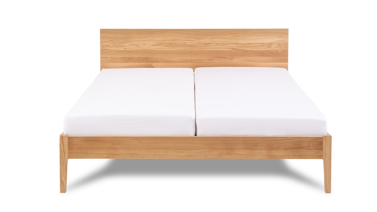 Bed Sky met hoofdbord en poten hout eiken honing