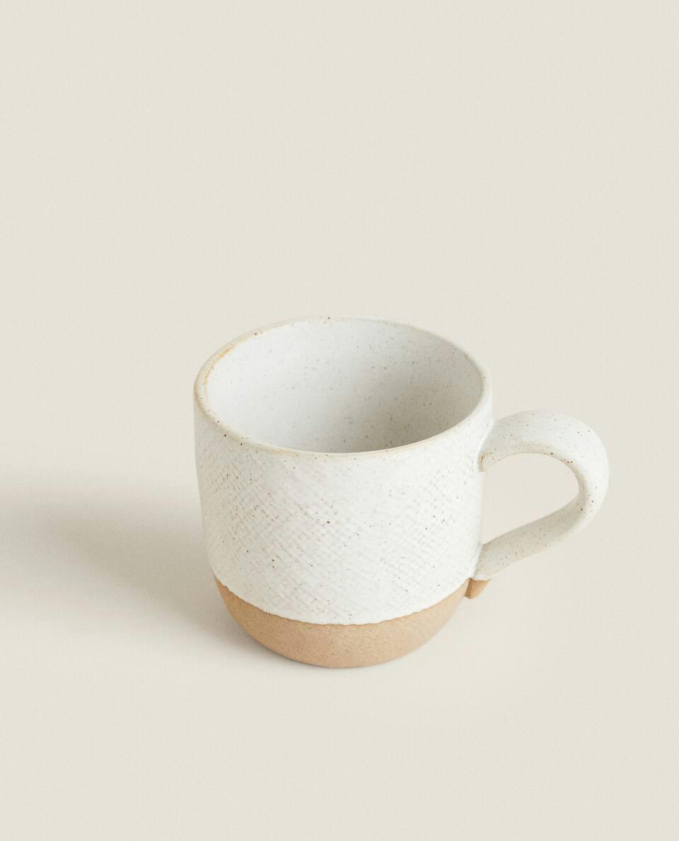 CANECA COM DESIGN EM RELEVO