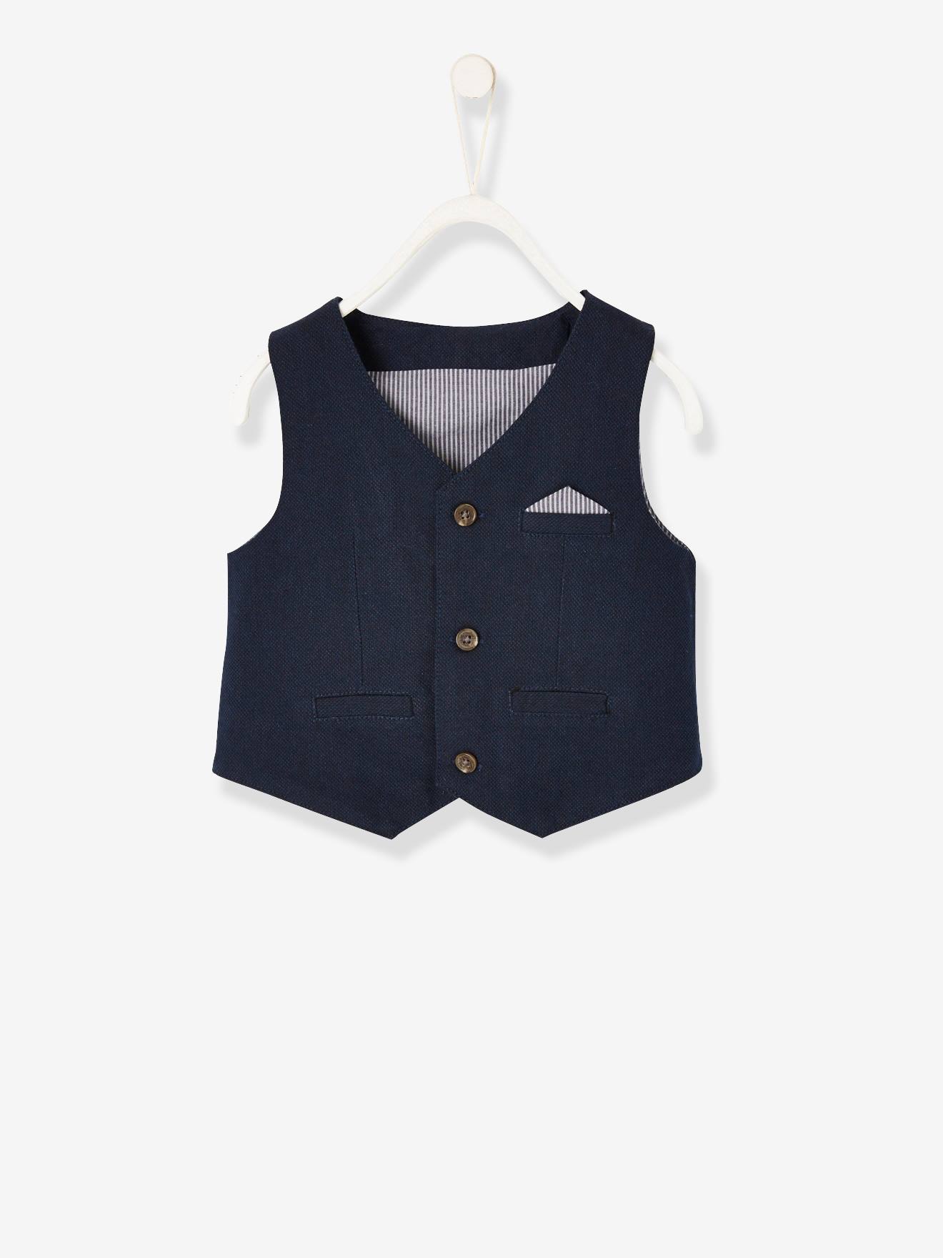 Conjunto formal para bebê menino com colete de tricô, camisa, gravata borboleta e calça azul-escura lisa.