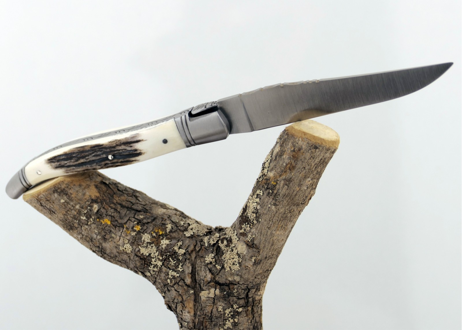 Couteau Laguiole avec un manche en bois de cerf et 2 mitres en acier inoxydable