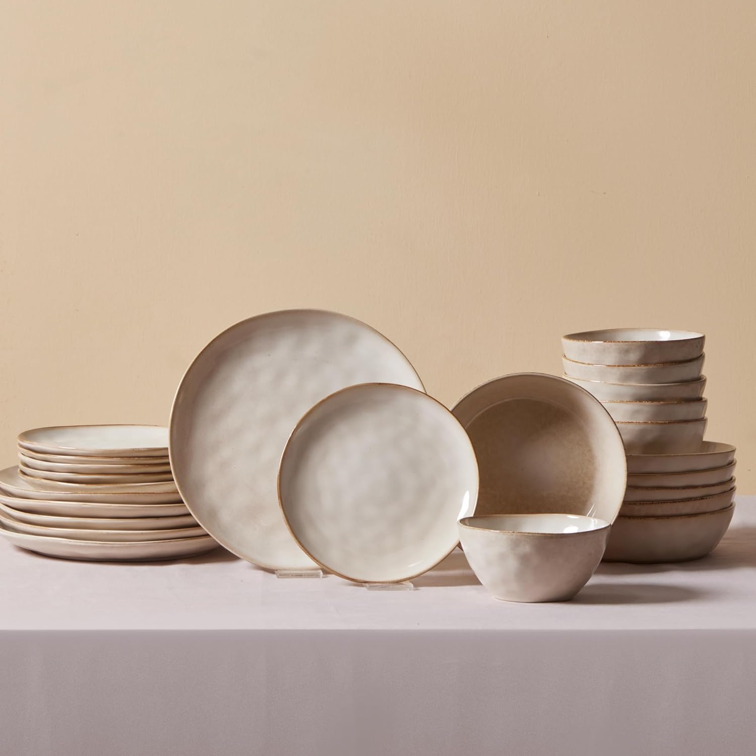 Karaca Aria - Geschirrset 6 Personen Steingut, Teller Set 24 Teilig mit Servierplatte, Müslischalen, Frühstücksteller, Pasta Teller Tief, Essteller, Mikrowellen Steingut Geschirr Set - Beige