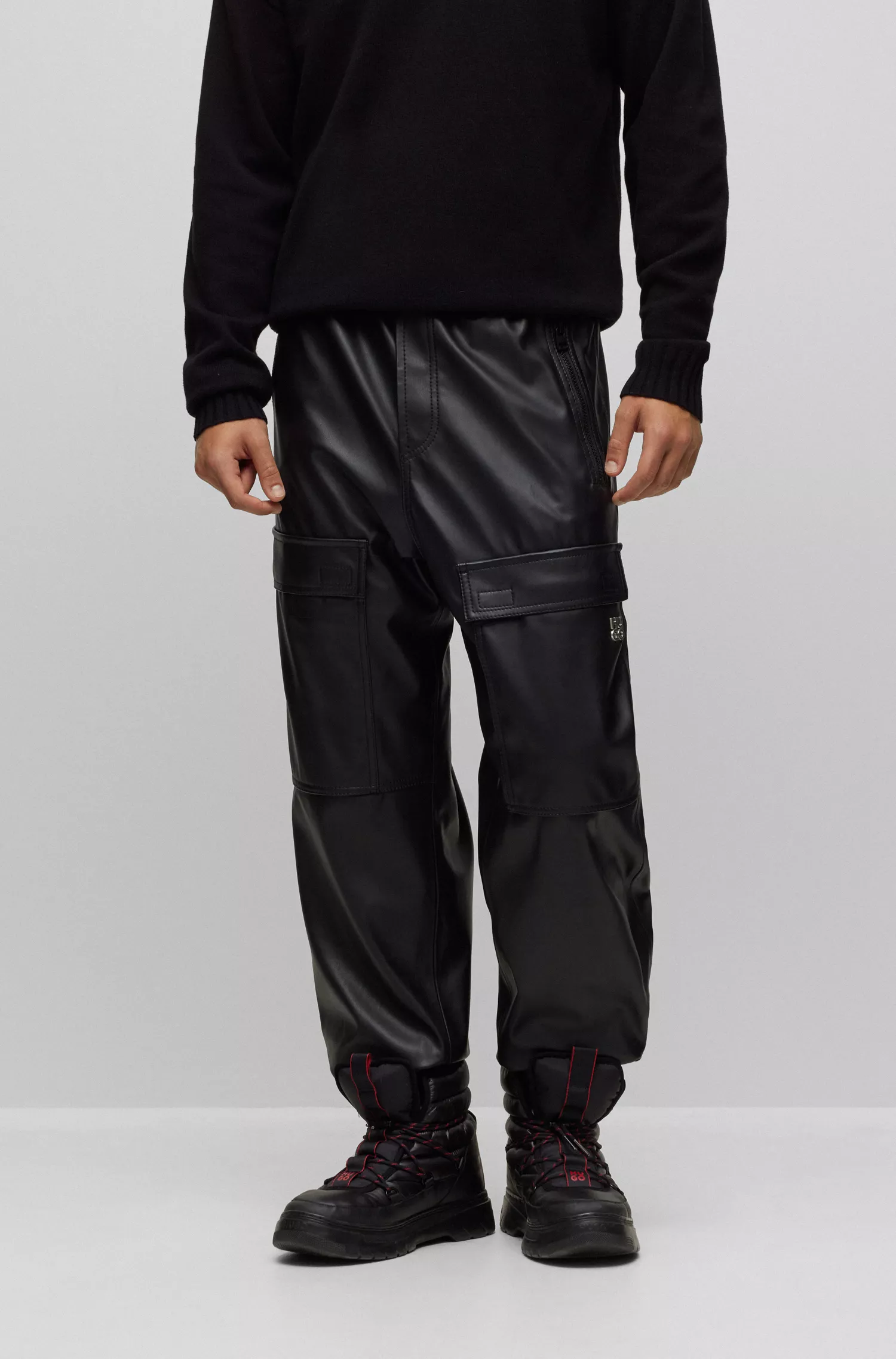 Calça cargo HUGO vermelha com punhos, corte regular, em couro sintético.