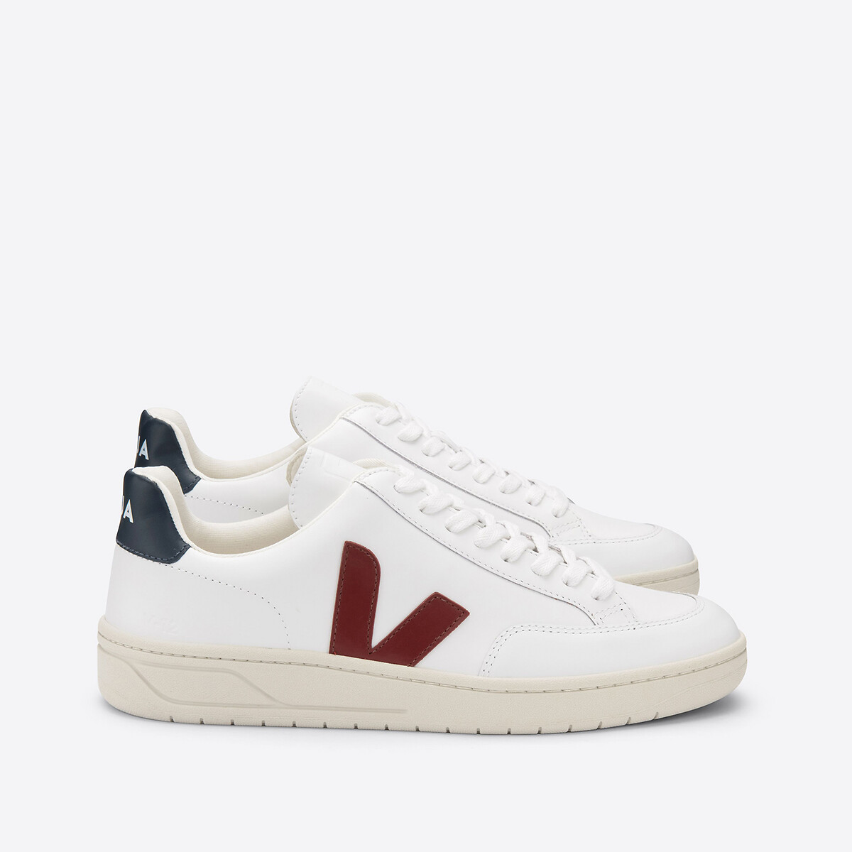 VEJA<br>Tênis de couro com cadarço V12