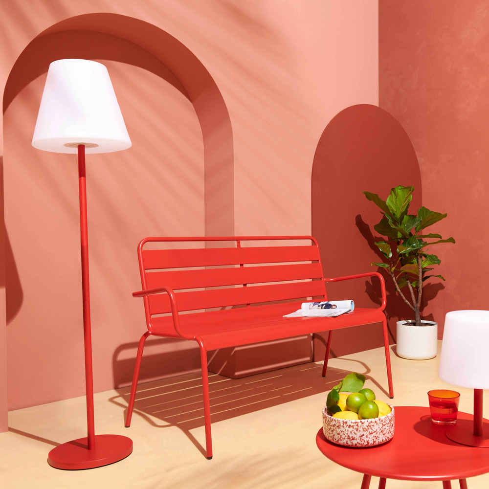 Lampadaire en acier rouge