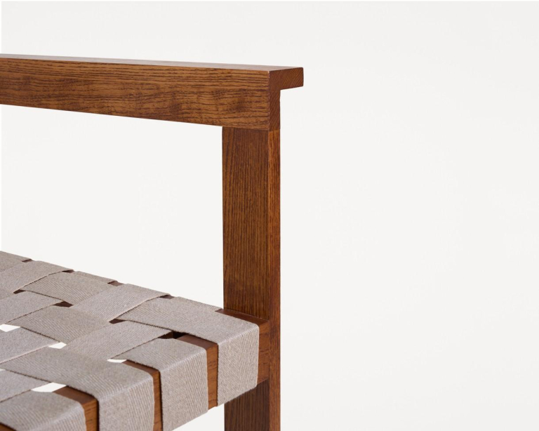 Frama Symmetry eetkamerstoel met armleuning Honey Ash Wood / Oat Fabric