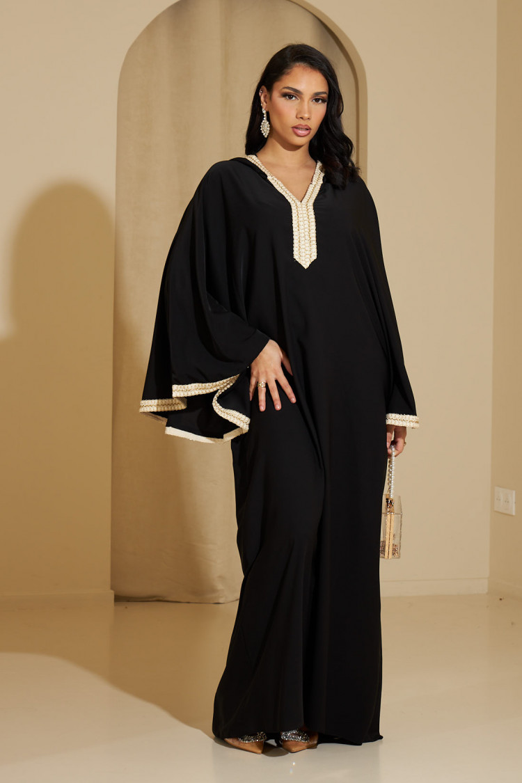 Abaya noire à capuche avec détails dorés
