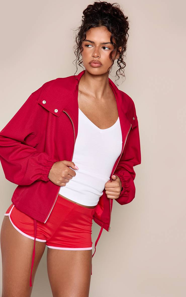 Rouge Short Moulant En Jersey Avec Bordure Contrastante