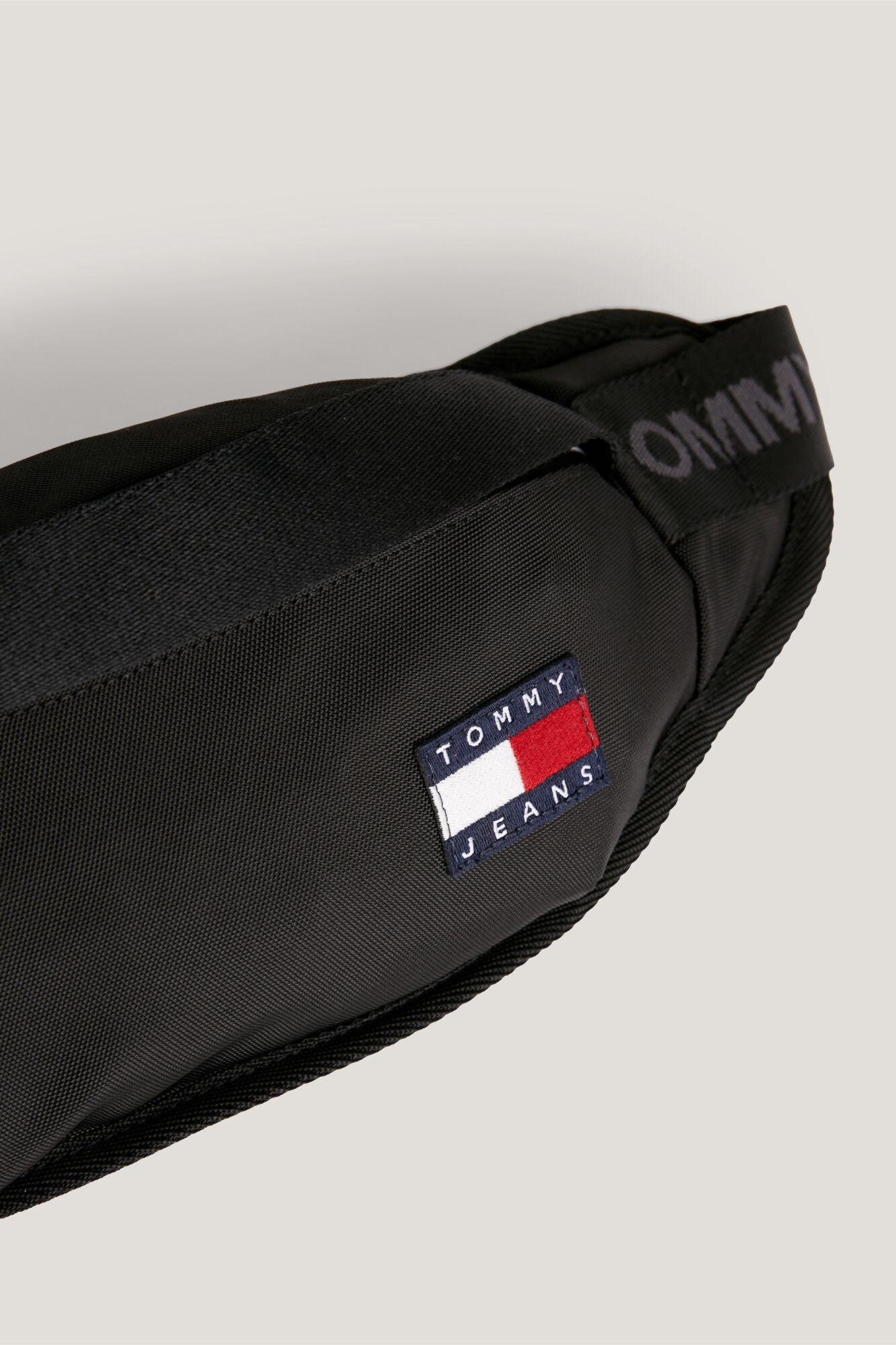 Pochete masculina Tommy Jeans com bandeira