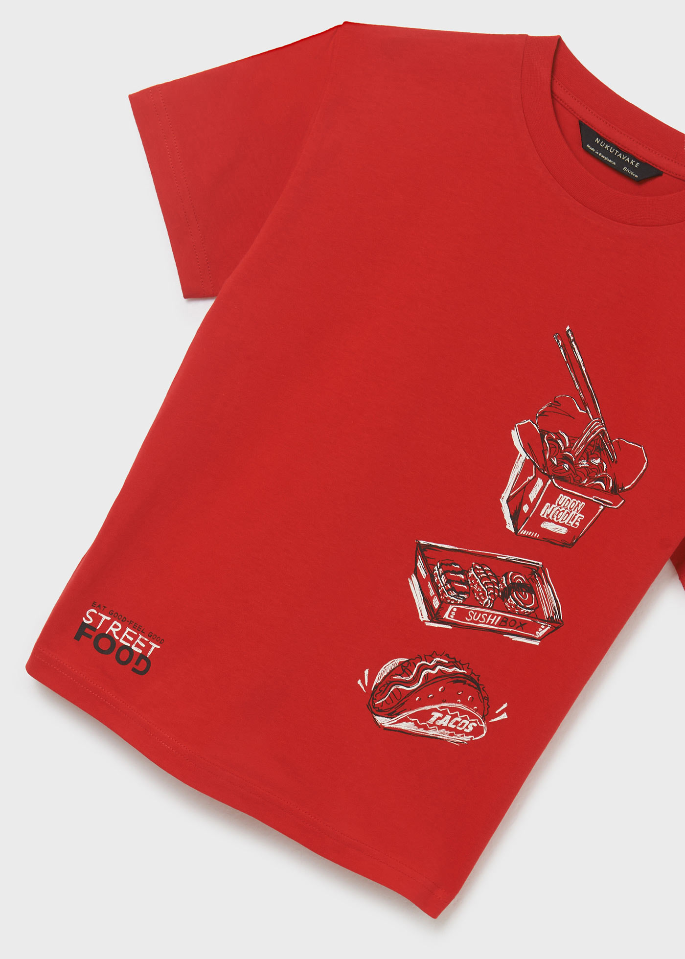 Camiseta infantil com estampa sustentável em algodão.
