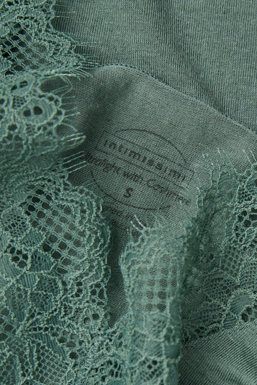 Camisa de manga comprida ultraleve em cashmere com detalhes em renda.