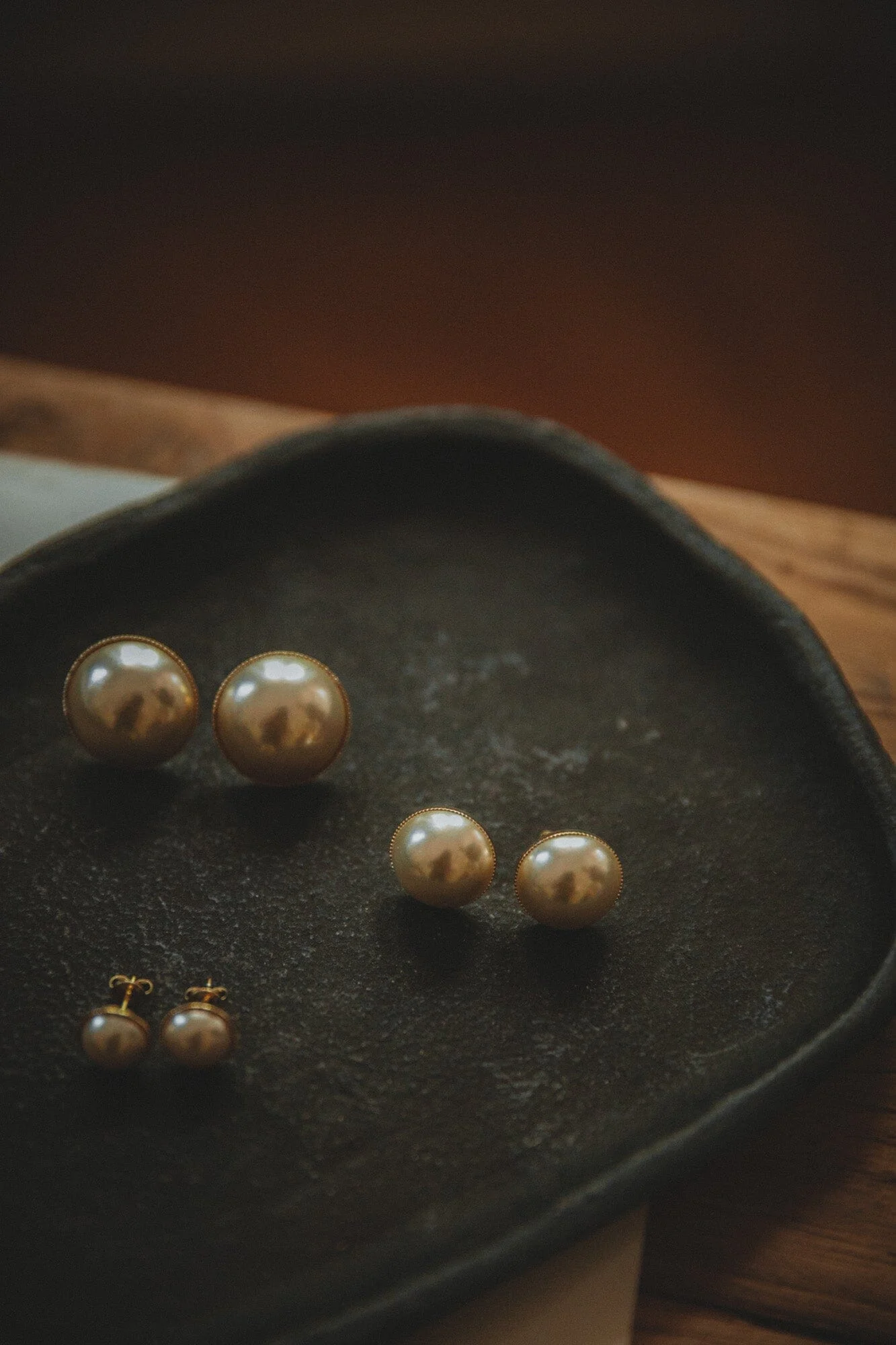 NÉLYA - Boucles d'oreilles puces perles doré à l'or fin | Doré