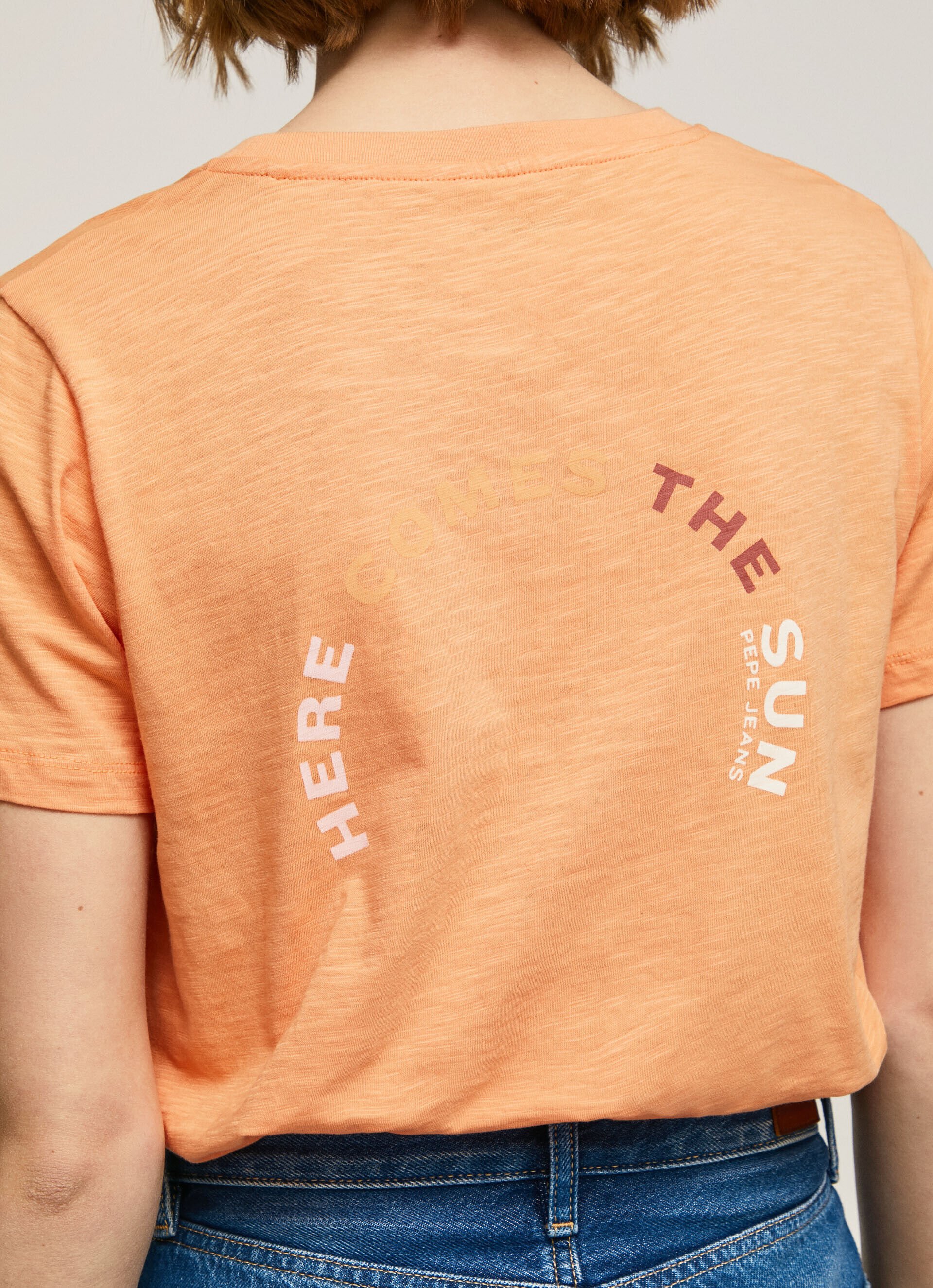 Camiseta com logo estampado - pêssego e laranja