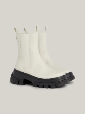 Botas Chelsea de couro com solado grosso e travas.
