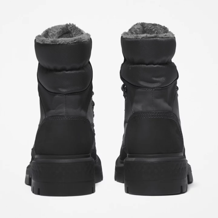 Bota feminina Cortina Valley com forro térmico na cor preta.