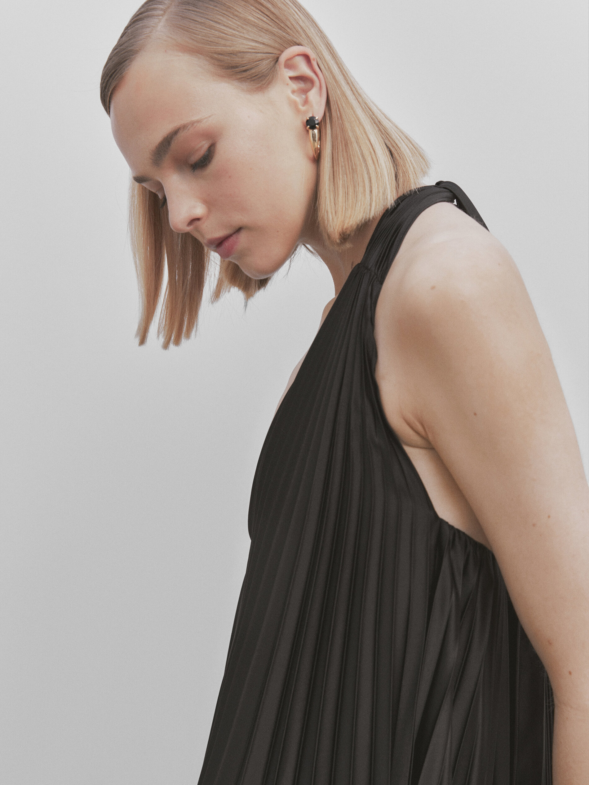Vestido plisado escote pico -Studio - NEGRO