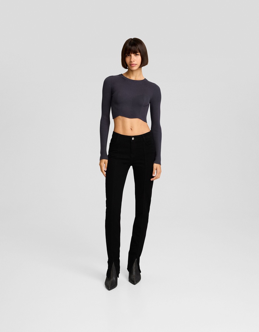 Calça jeans skinny de cintura baixa com fenda frontal