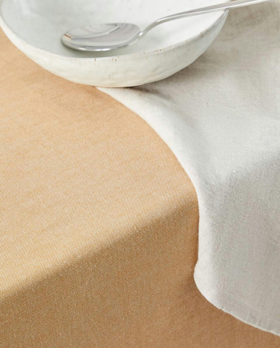 TOALHA DE MESA COM BORDA ONDULADA