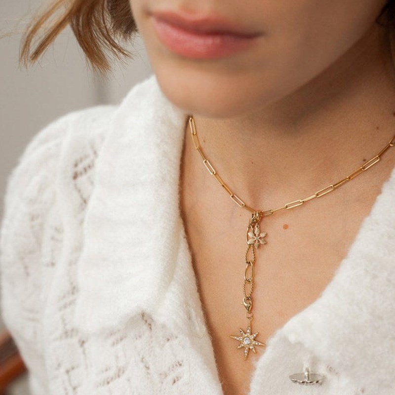 Charm étoile en acier doré orné de strass blancs