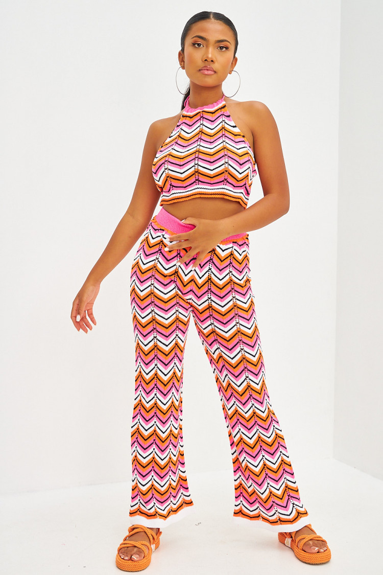 Ensemble top dos nu + pantalon en maille crochet à motifs chevrons orange et rose