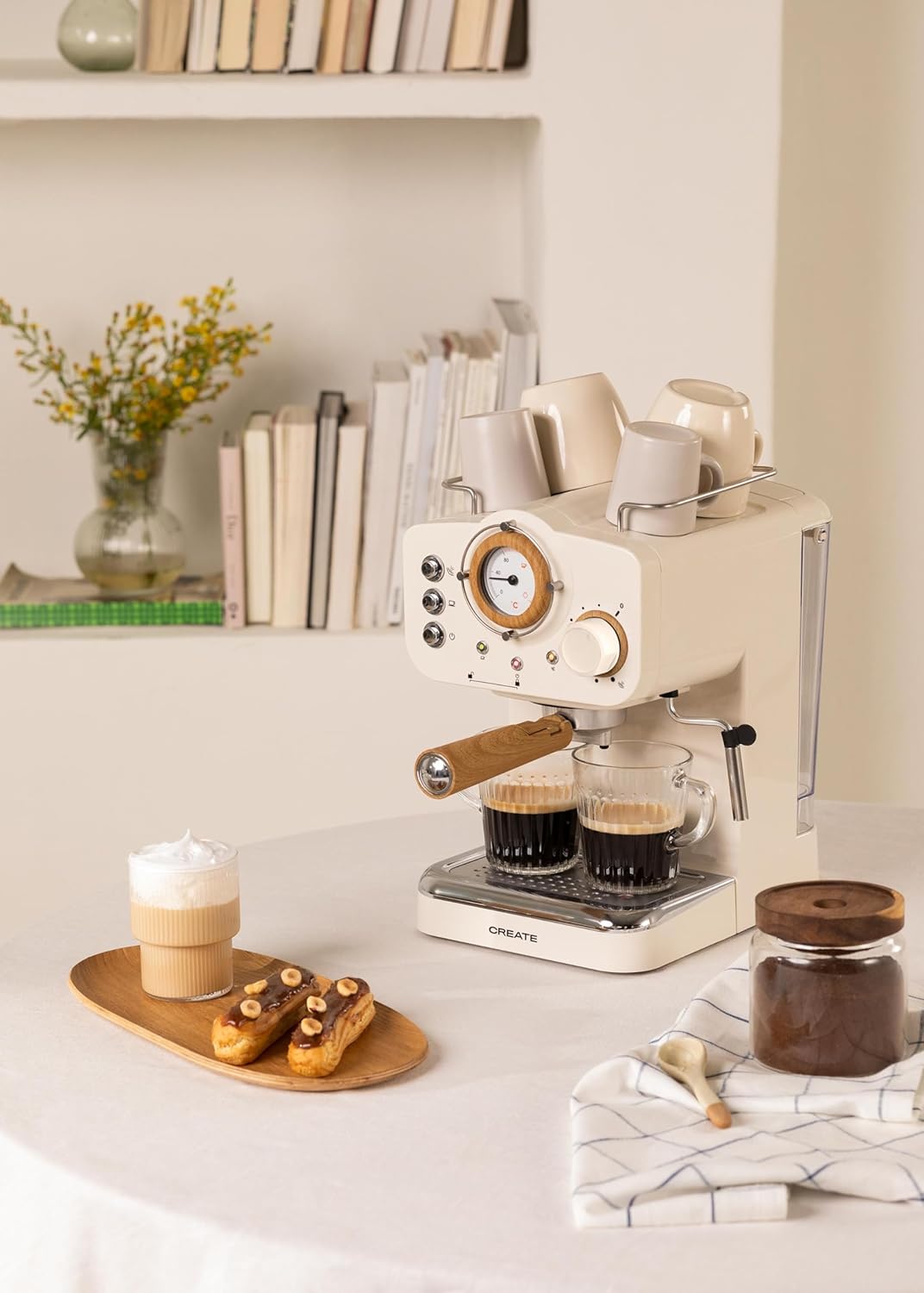 CREATE / THERA MATT RETRO/Espressomaschine Cremeweiß Matt und Holz/Halbautomatisch, mit einer 15 bar Druckpumpe und 1100W, 1,25L Wasserbehälter, für gemahlenen Kaffee, 55 mm. ESE- Pads