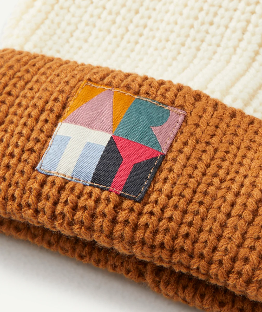 BONNET FILLE TRICOLORE EN FIBRES RECYCLÉES AVEC PATCH