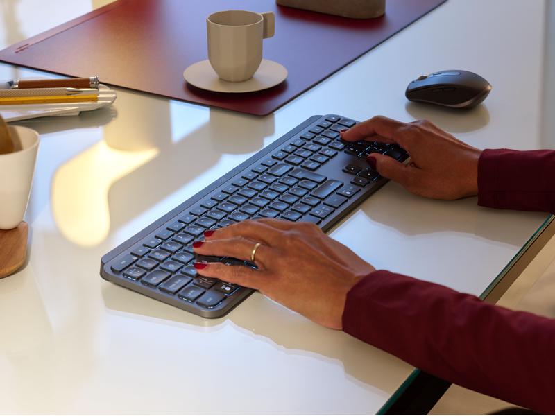 Logitech Tastatur Mx Keys for Business Komfortable Business-Tastatur mit «Logitech Flow»-Technologie und Logi Bolt Empfänger