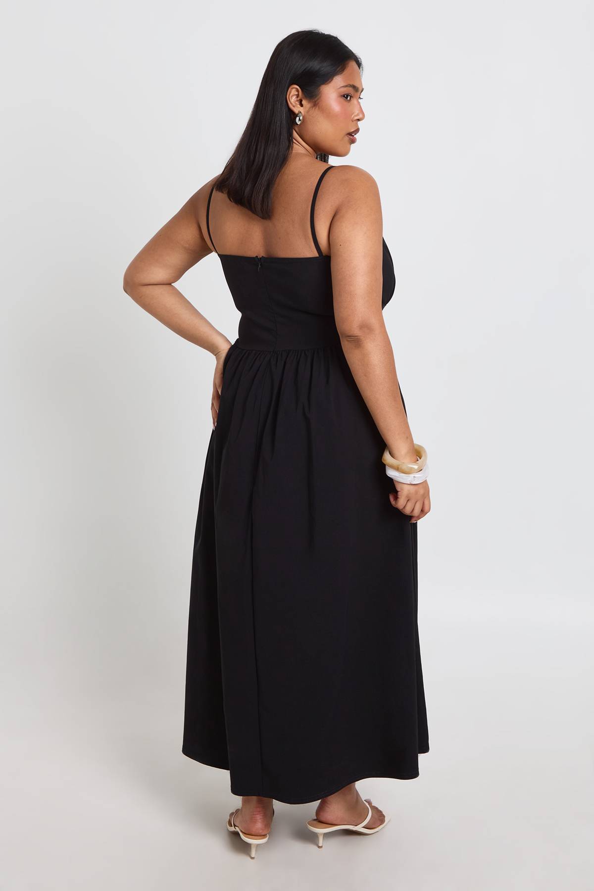 boohoo Robe Midaxi Grande Taille À Bretelles En Bengaline