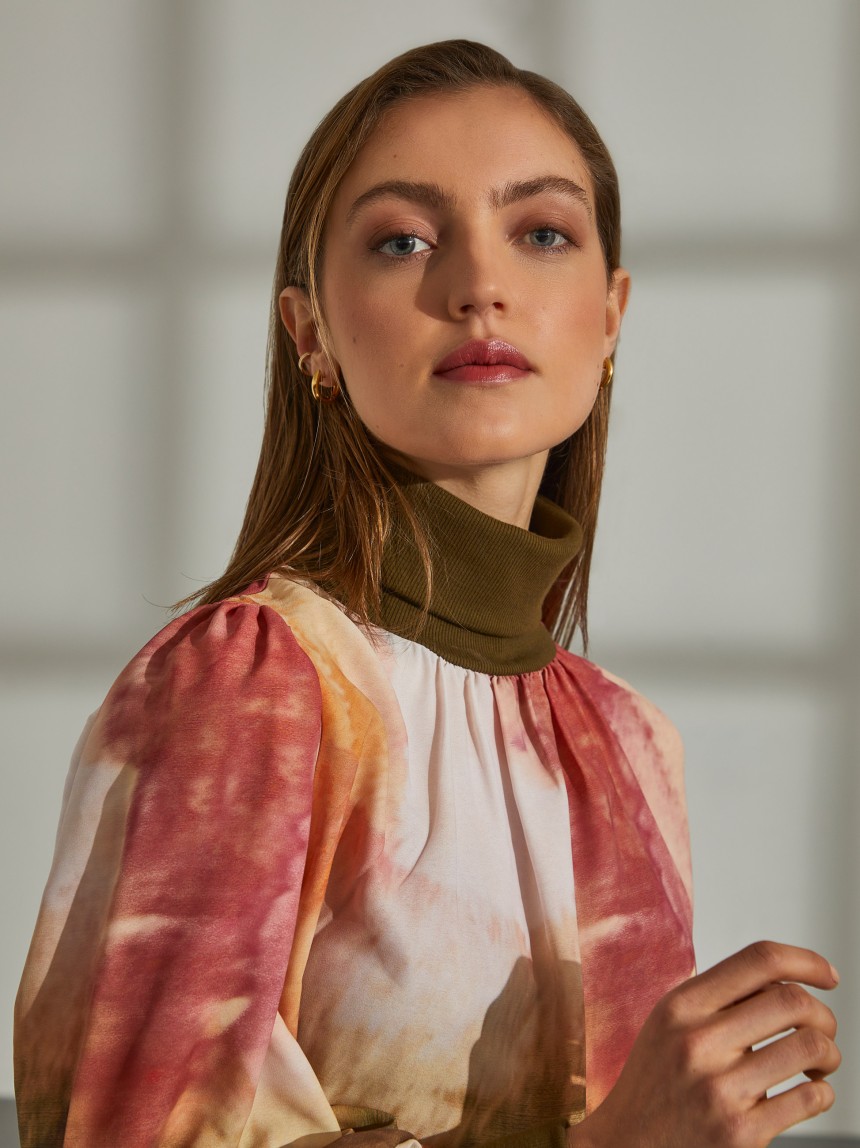 Blusa fluida gola alta