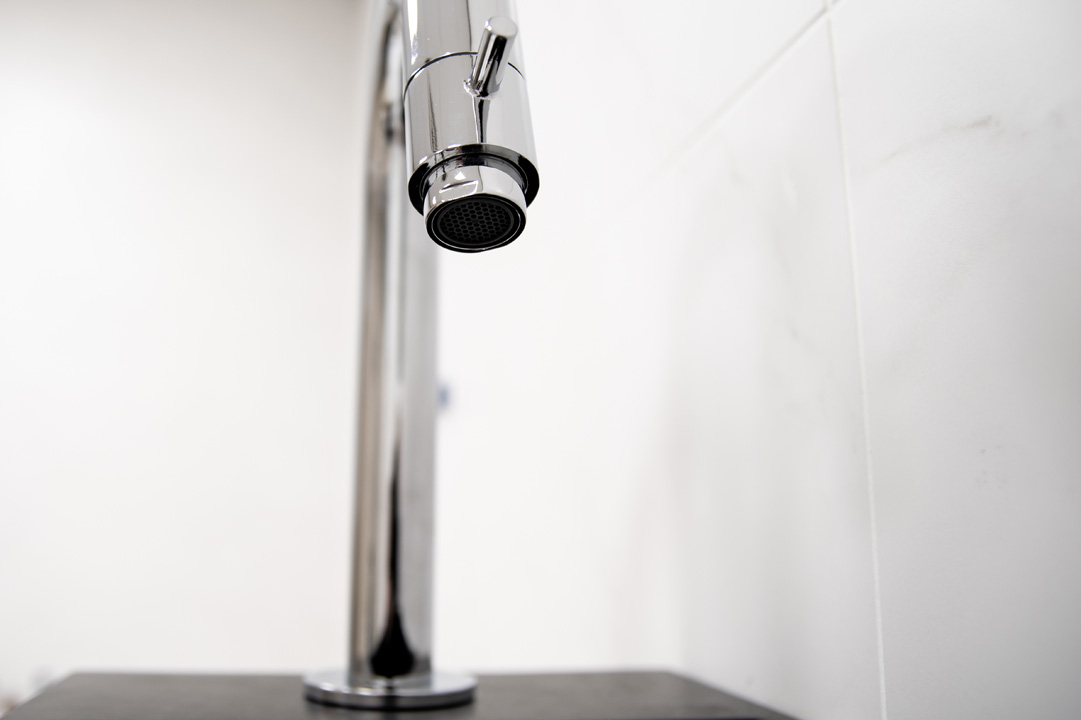 Saniclear Bali fonteinset links met mat zwarte fontein en gebogen chromen kraan