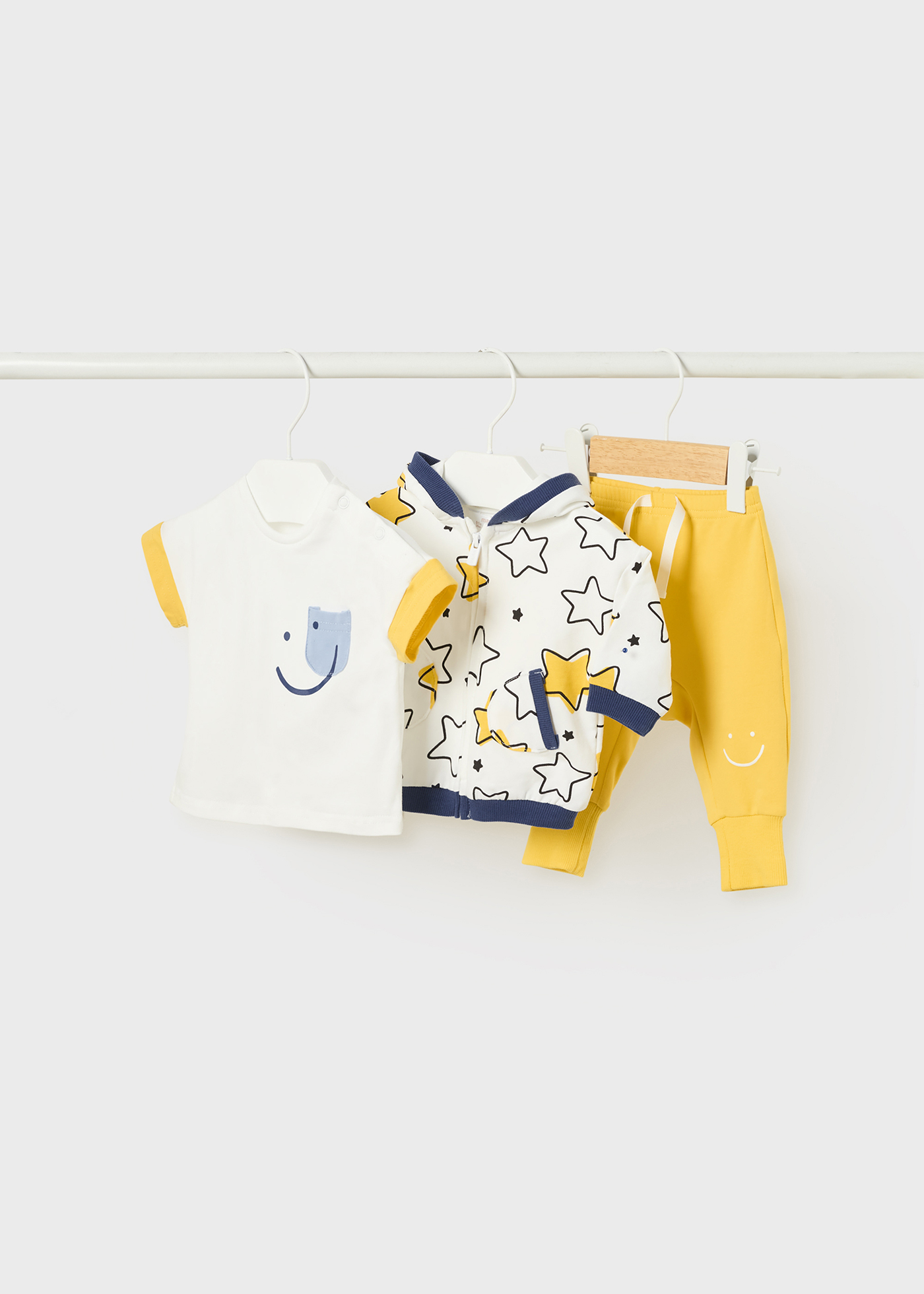 Conjunto de 3 peças em algodão sustentável para recém-nascidos.
