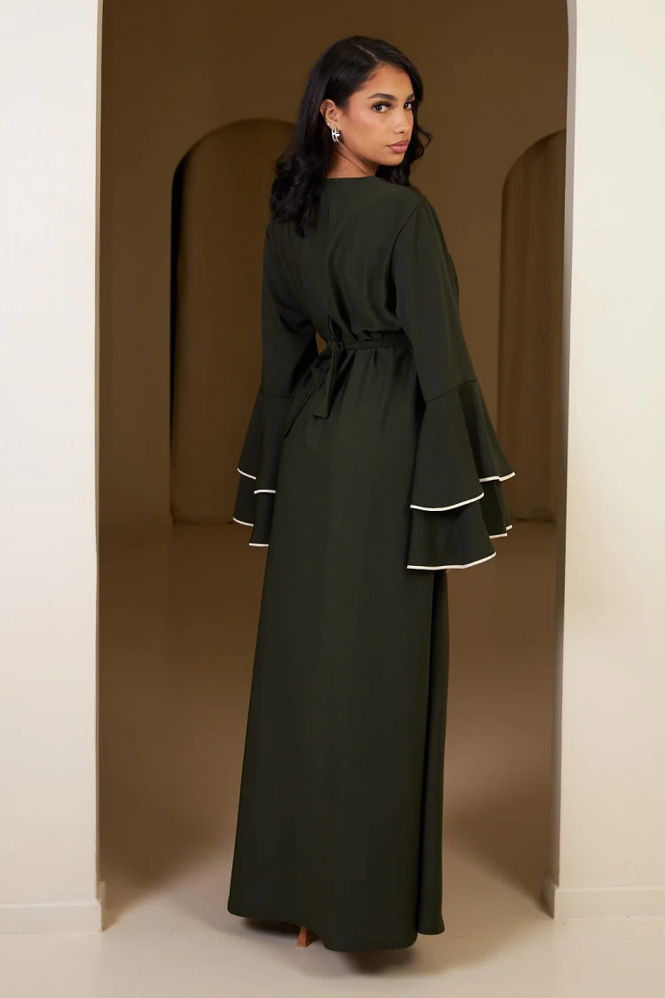 Robe kaki ceinturée à manches à volants