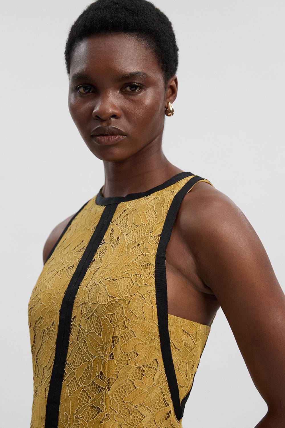 KarenMillen Robe maxi en dentelle avec passepoil noir pour petites tailles