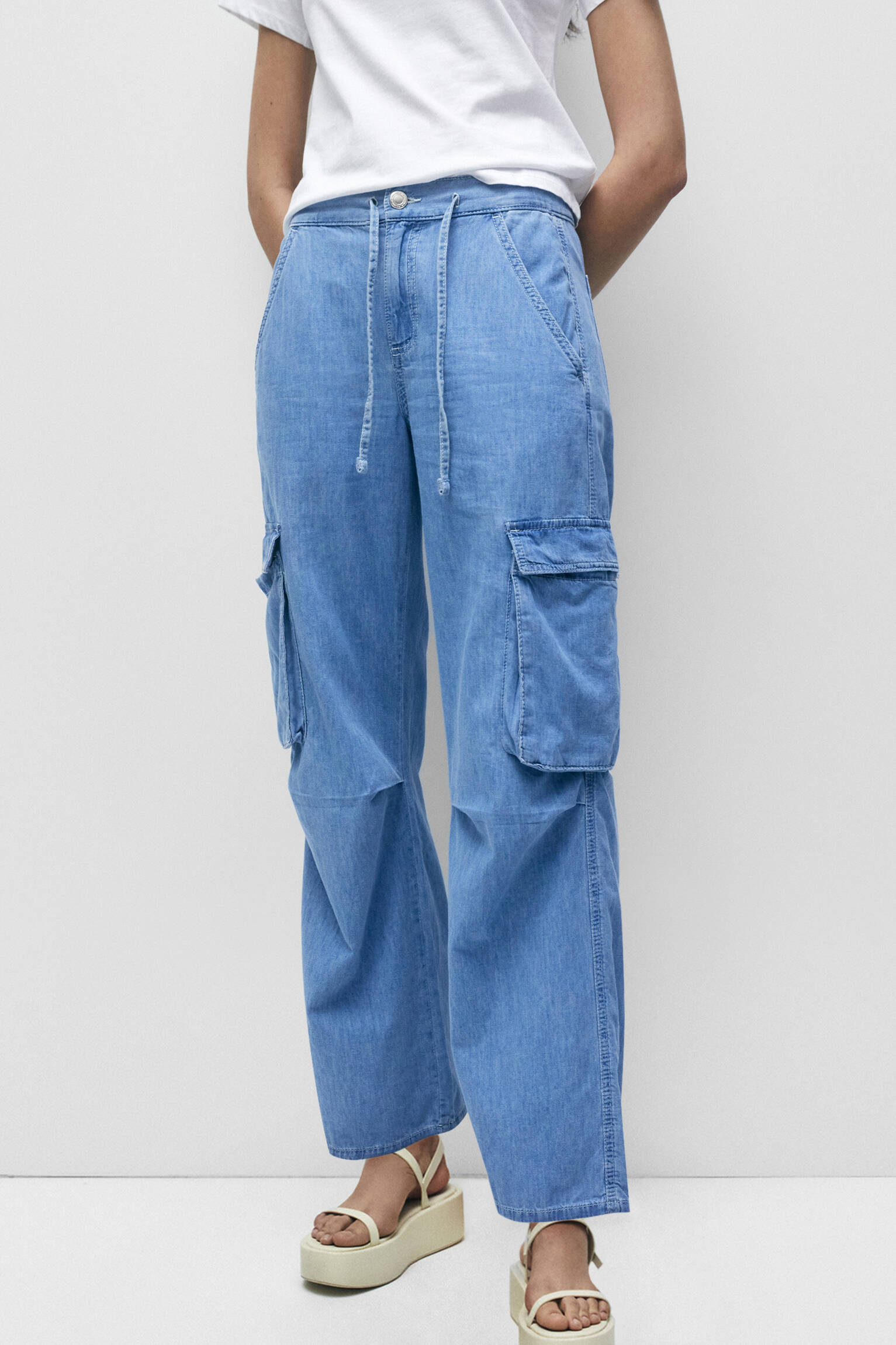 Calça jeans cargo de cintura baixa - azul claro
