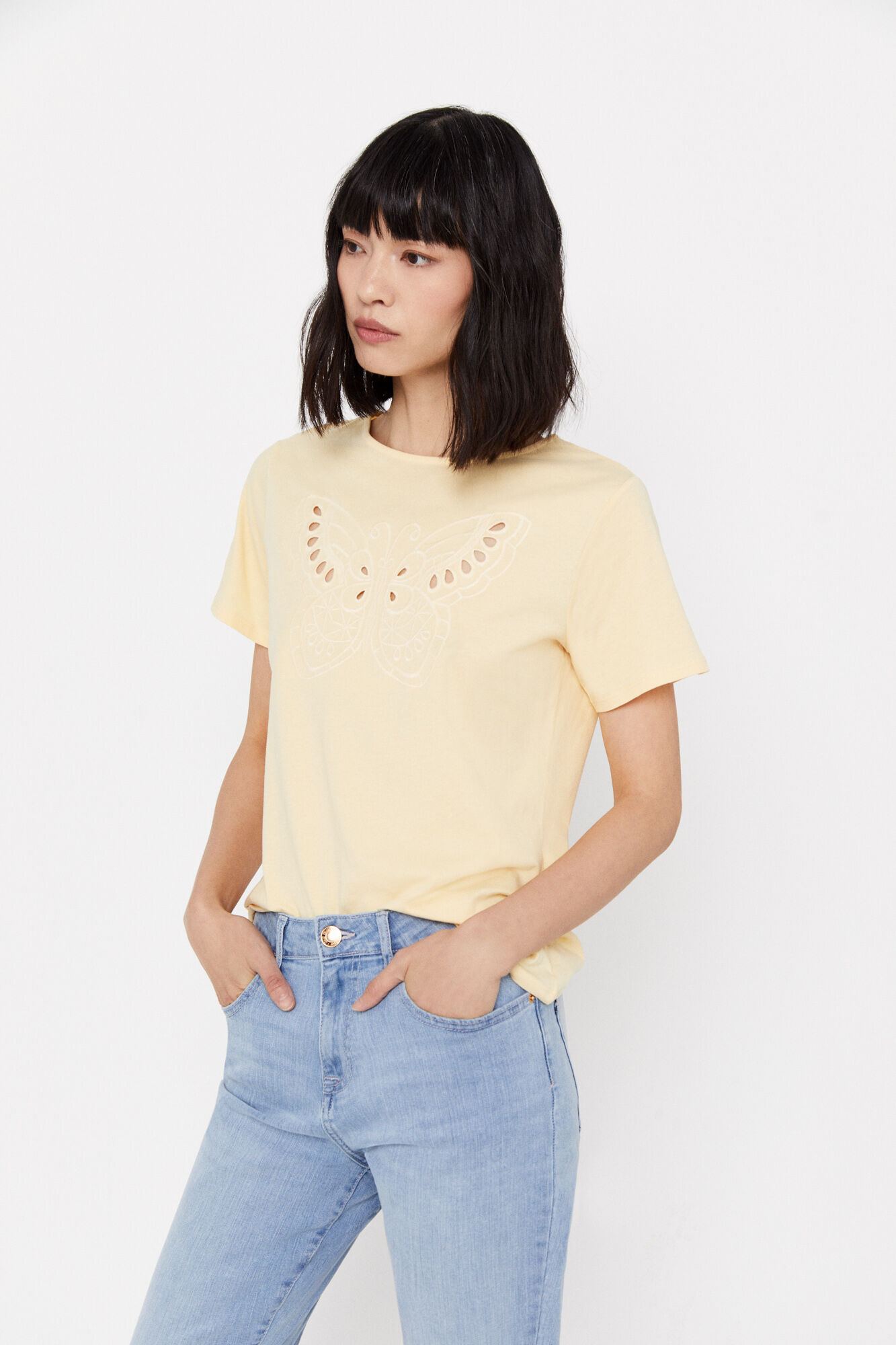 Camiseta amarela com bordado de borboletas