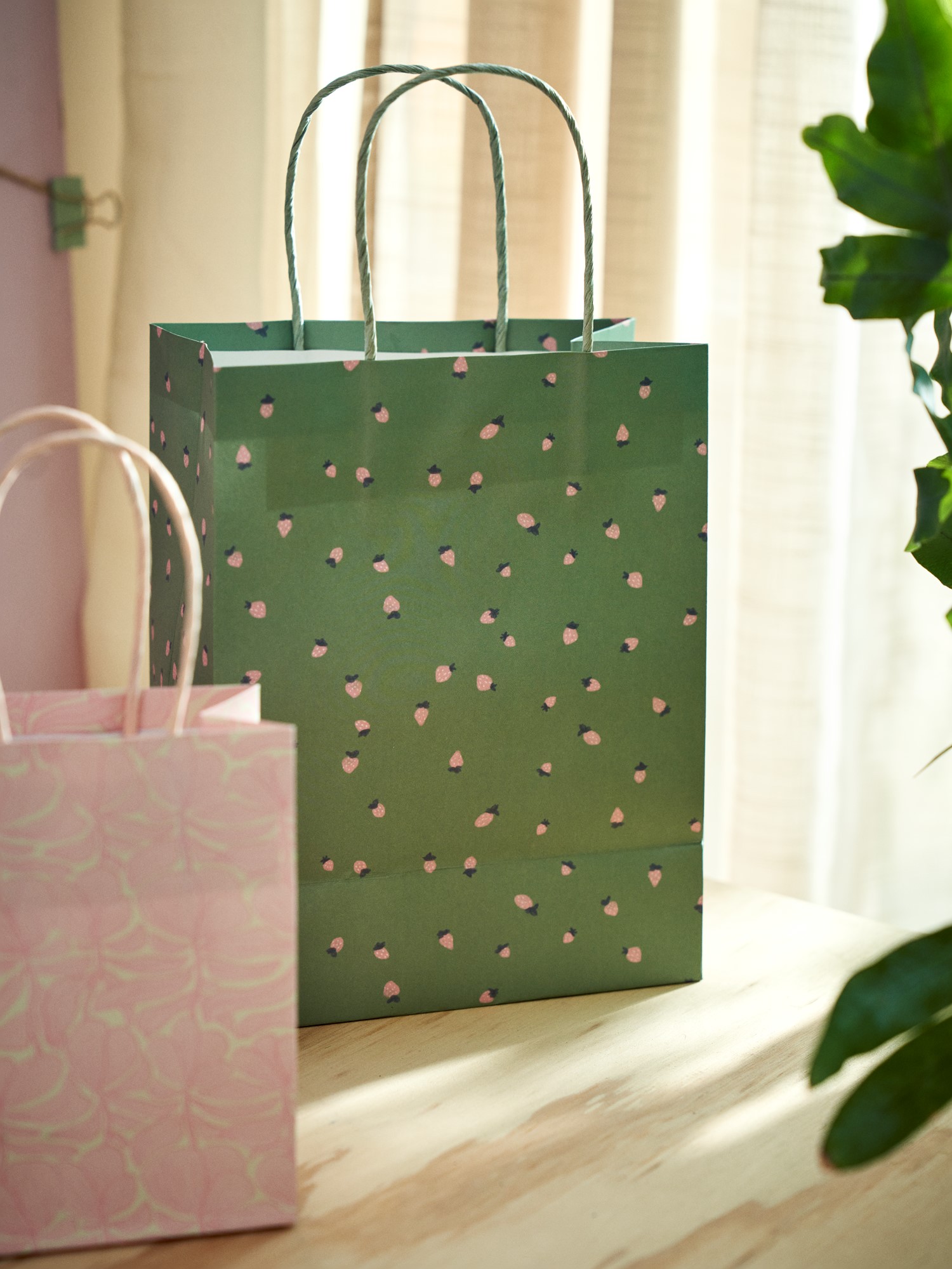 Gavepose | Papir. 18 x 10 x 22,7 cm. | Moss Green