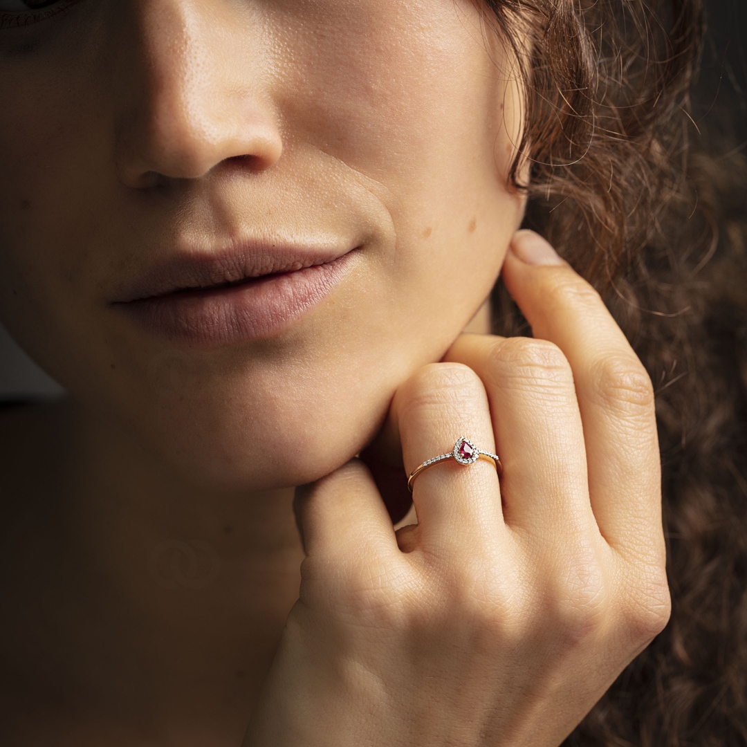 Damenring 750/18 K Gelbgold mit Rubin Tropfen und Diamanten 0.08 ct H/si